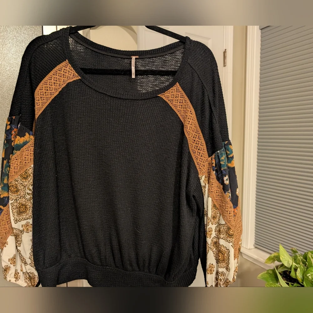 Free People Black Blouse with Gold Embroidery Size M - Picture 6 of 6